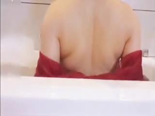 [国产]网红少女-三寸萝莉古典梅花透明肚兜浴缸挑逗诱惑教大家剃毛