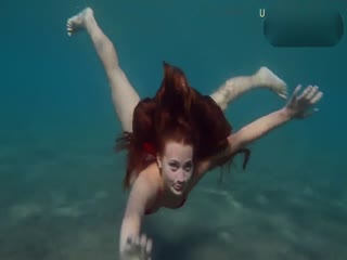 超性感比基尼少女在海底潜泳