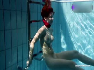 美乳少女在泳池中全裸玩红苹果